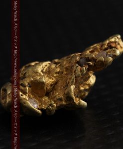 2.35gの芸術作品のような個性的な形をしている自然金-g0265-6