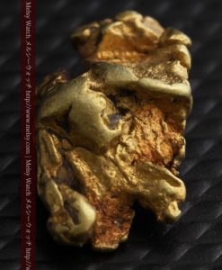 2.35gの芸術作品のような個性的な形をしている自然金-g0265-8