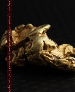 2.35gの芸術作品のような個性的な形をしている自然金-g0265-9