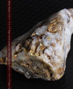 8.11gの三角錐状に先端の尖った金鉱石-g0293-5