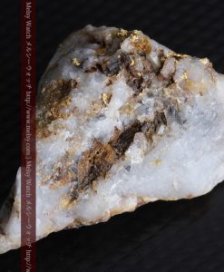 8.11gの三角錐状に先端の尖った金鉱石-g0293-7