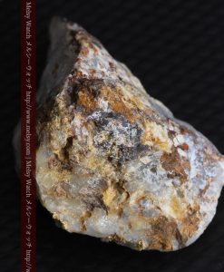 8.11gの三角錐状に先端の尖った金鉱石-g0293-9