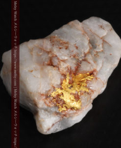 5.34gの石英の中に見える大きな粒と小さな粒の自然金-G0306-7