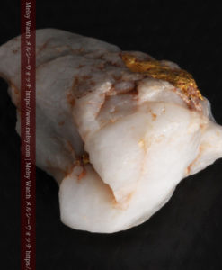 5.34gの石英の中に見える大きな粒と小さな粒の自然金-G0306-8