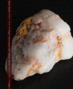 5.34gの石英の中に見える大きな粒と小さな粒の自然金-G0306-9