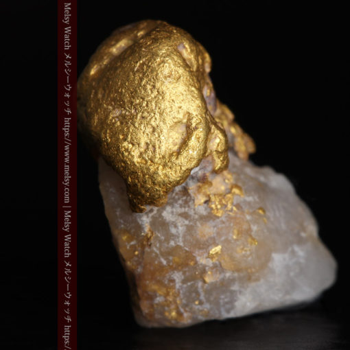 1.37gのキノコのような形の自然金と石英-G0316-1