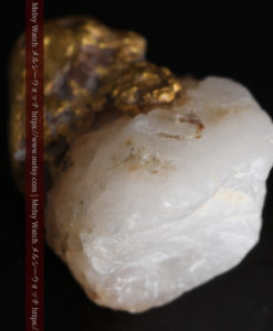 1.37gのキノコのような形の自然金と石英-G0316-8