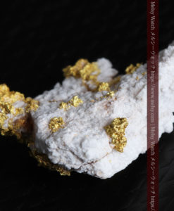 1.58gの綺麗な白色の粒子に覆われた自然金-G0323-6