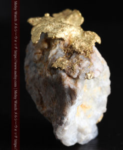 12.03gの非常に珍しいリーフ状のゴールドを冠した石英と自然金-G0327-10