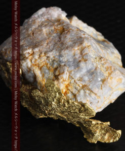 12.03gの非常に珍しいリーフ状のゴールドを冠した石英と自然金-G0327-17