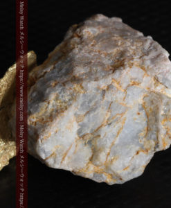 12.03gの非常に珍しいリーフ状のゴールドを冠した石英と自然金-G0327-18