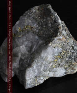 25.63gの石英の中に流れ星のように見える粒子状の美しい自然金-G0329-14