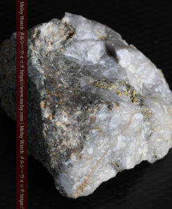 25.63gの石英の中に流れ星のように見える粒子状の美しい自然金-G0329-15