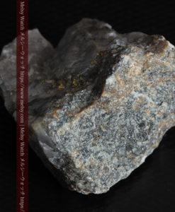 25.63gの石英の中に流れ星のように見える粒子状の美しい自然金-G0329-16