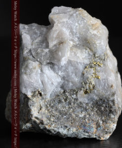 25.63gの石英の中に流れ星のように見える粒子状の美しい自然金-G0329-6