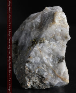 25.63gの石英の中に流れ星のように見える粒子状の美しい自然金-G0329-9