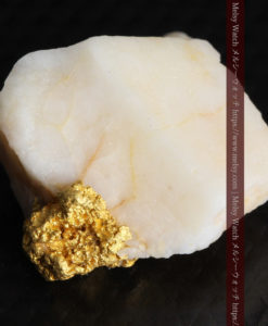 2.54gのオレンジ色の石英の中に見える自然金-G0351-10