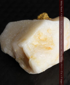 2.54gのオレンジ色の石英の中に見える自然金-G0351-11