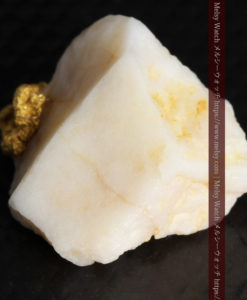 2.54gのオレンジ色の石英の中に見える自然金-G0351-12