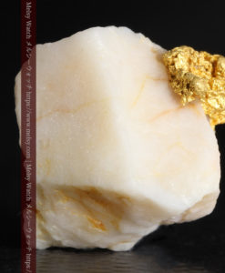 2.54gのオレンジ色の石英の中に見える自然金-G0351-2