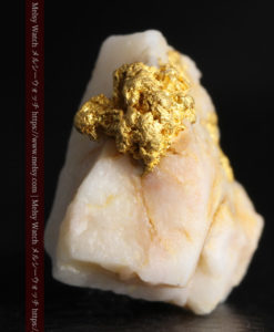 2.54gのオレンジ色の石英の中に見える自然金-G0351-3