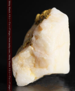 2.54gのオレンジ色の石英の中に見える自然金-G0351-4