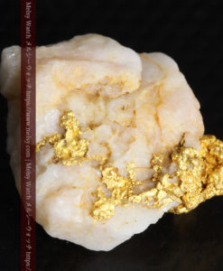 2.54gのオレンジ色の石英の中に見える自然金-G0351-6