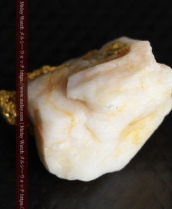 2.54gのオレンジ色の石英の中に見える自然金-G0351-8