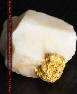 2.54gのオレンジ色の石英の中に見える自然金-G0351-9