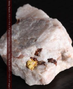 4.49gの石英の中に見える小さな自然金-G0354-6