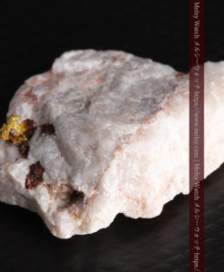 4.49gの石英の中に見える小さな自然金-G0354-7