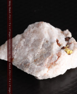 4.49gの石英の中に見える小さな自然金-G0354-8