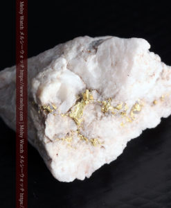 6.55gの厚みのある石英の中を走る自然金-G0355-11