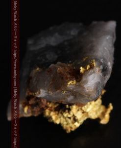 3.31gの石英の谷間から飛び出している自然金-G0372-10