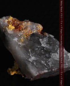 3.31gの石英の谷間から飛び出している自然金-G0372-12