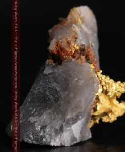 3.31gの石英の谷間から飛び出している自然金-G0372-3