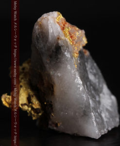 3.31gの石英の谷間から飛び出している自然金-G0372-4