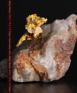 4.39gの石英から飛び出す立体的な自然金-g0386-3