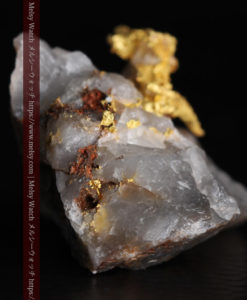 4.39gの石英から飛び出す立体的な自然金-g0386-4