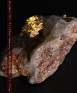 4.39gの石英から飛び出す立体的な自然金-g0386-7