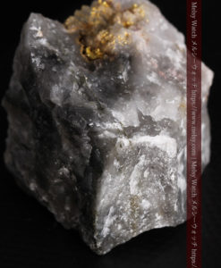 33.7gの大きな石英の谷間に走る綺麗な自然金-G0399-11