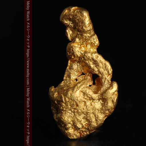 3.83gの台座に立つ中世の彫像のような形の自然金-G0411-1