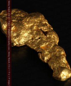 3.83gの台座に立つ中世の彫像のような形の自然金-G0411-11