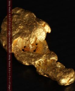 3.83gの台座に立つ中世の彫像のような形の自然金-G0411-6