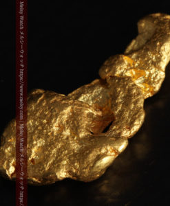 3.83gの台座に立つ中世の彫像のような形の自然金-G0411-7