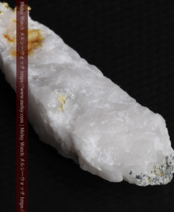 7.99gの大きな牙のような形の石英に見える粒状の自然金-G0432-13