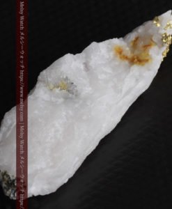 7.99gの大きな牙のような形の石英に見える粒状の自然金-G0432-14