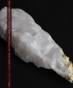 7.99gの大きな牙のような形の石英に見える粒状の自然金-G0432-15