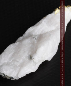 7.99gの大きな牙のような形の石英に見える粒状の自然金-G0432-18