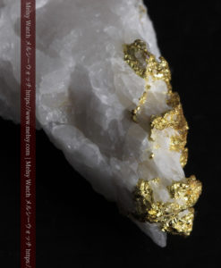 7.99gの大きな牙のような形の石英に見える粒状の自然金-G0432-2